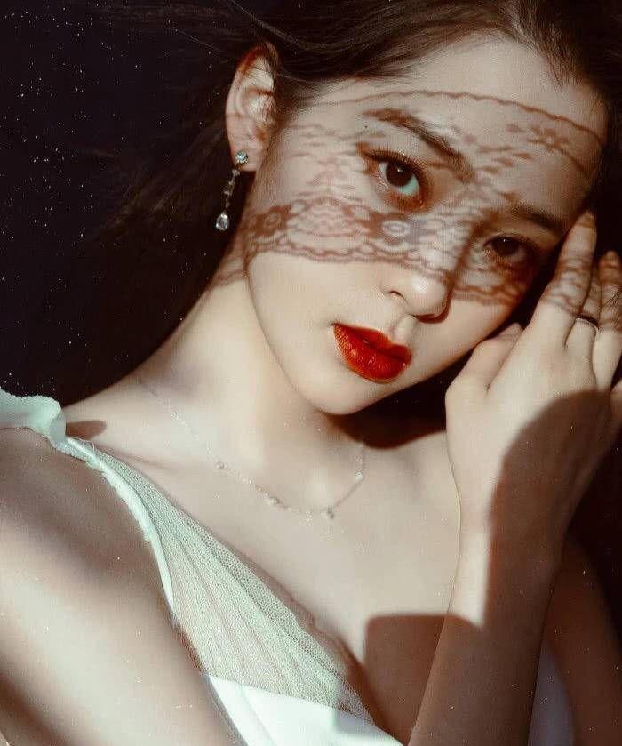 欧阳娜娜20岁就这么大胆！挑战低胸大尺度秀上围