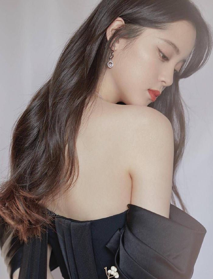 欧阳娜娜20岁就这么大胆！挑战低胸大尺度秀上围