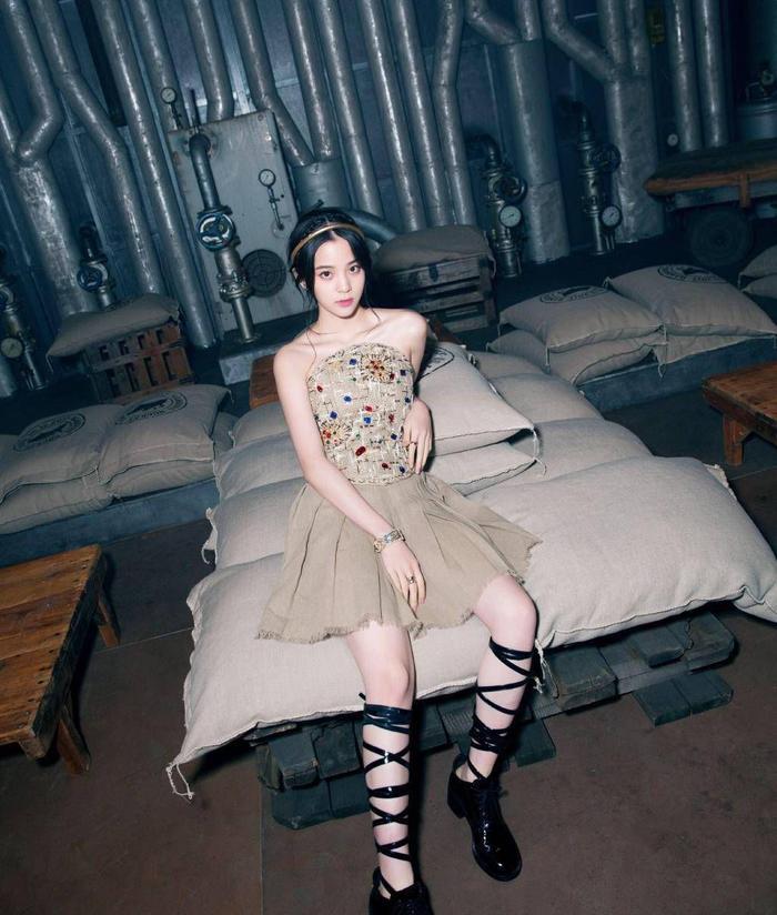 欧阳娜娜20岁就这么大胆！挑战低胸大尺度秀上围