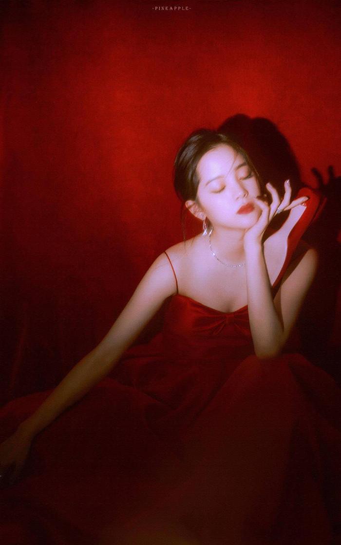 欧阳娜娜20岁就这么大胆！挑战低胸大尺度秀上围