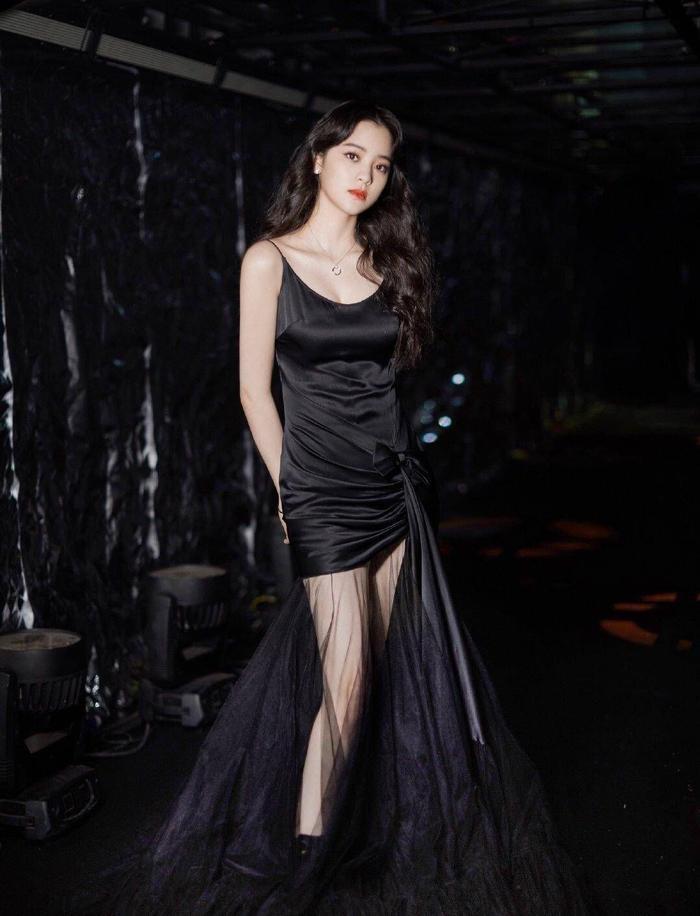 欧阳娜娜20岁就这么大胆！挑战低胸大尺度秀上围