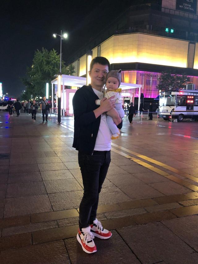 红果果晒国庆出游照，绿泡泡化身宠女狂魔，一家团聚画面幸福和睦