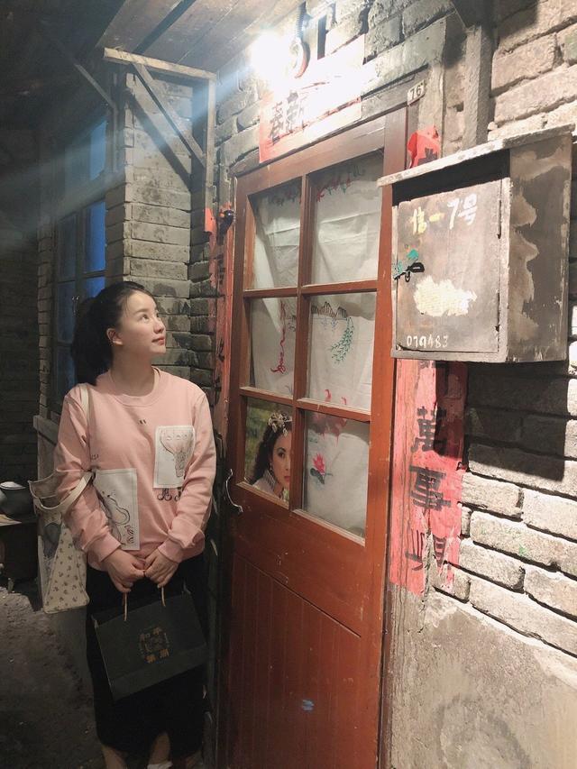 红果果晒国庆出游照，绿泡泡化身宠女狂魔，一家团聚画面幸福和睦