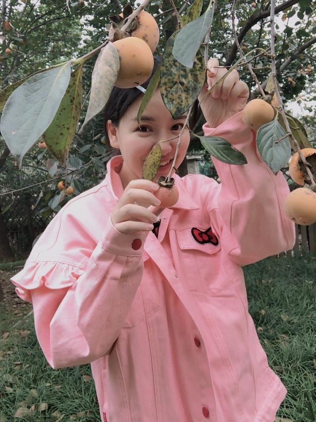 红果果晒国庆出游照，绿泡泡化身宠女狂魔，一家团聚画面幸福和睦