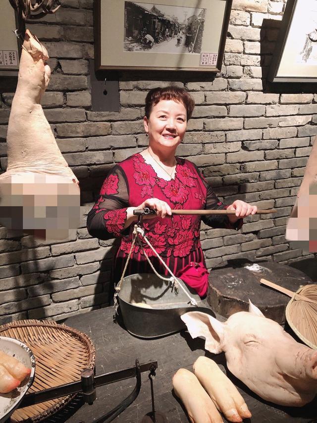 红果果晒国庆出游照，绿泡泡化身宠女狂魔，一家团聚画面幸福和睦