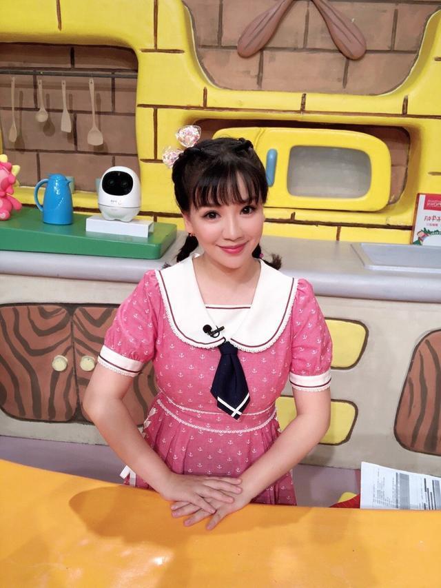 红果果晒国庆出游照，绿泡泡化身宠女狂魔，一家团聚画面幸福和睦