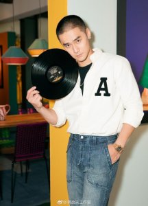 蒋劲夫风波后删博清除过往改简介:笑看生活