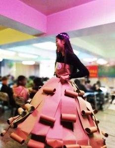 ​高校环保时装秀，塑料袋、纸盒都能当衣服穿