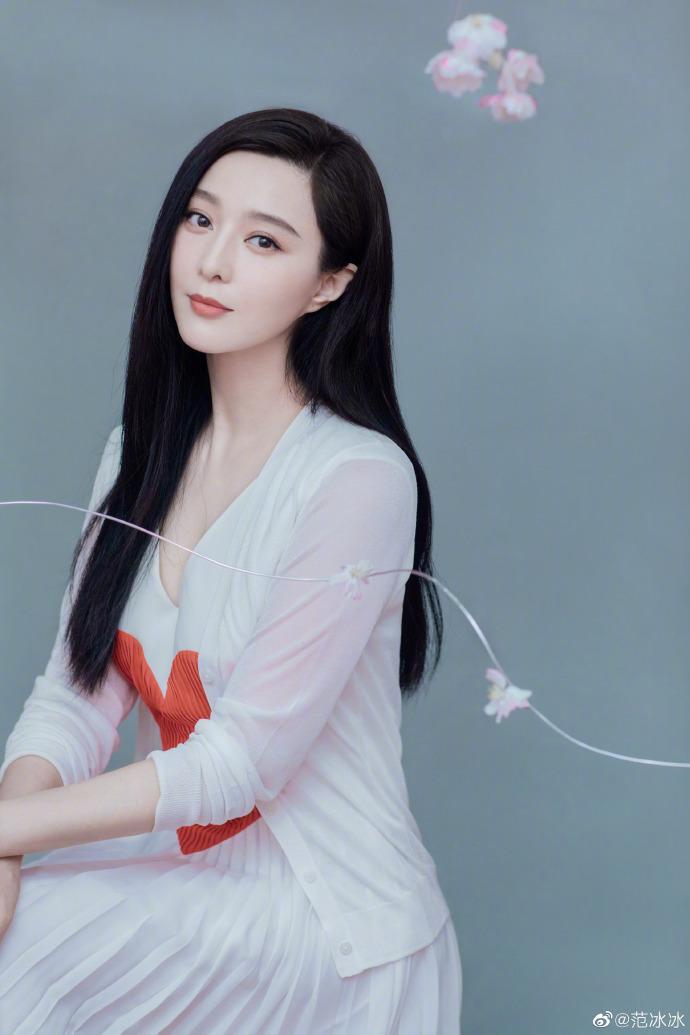 范冰冰微博发《美ST》6月刊封面,晒五一美照,看来心情很不错哦