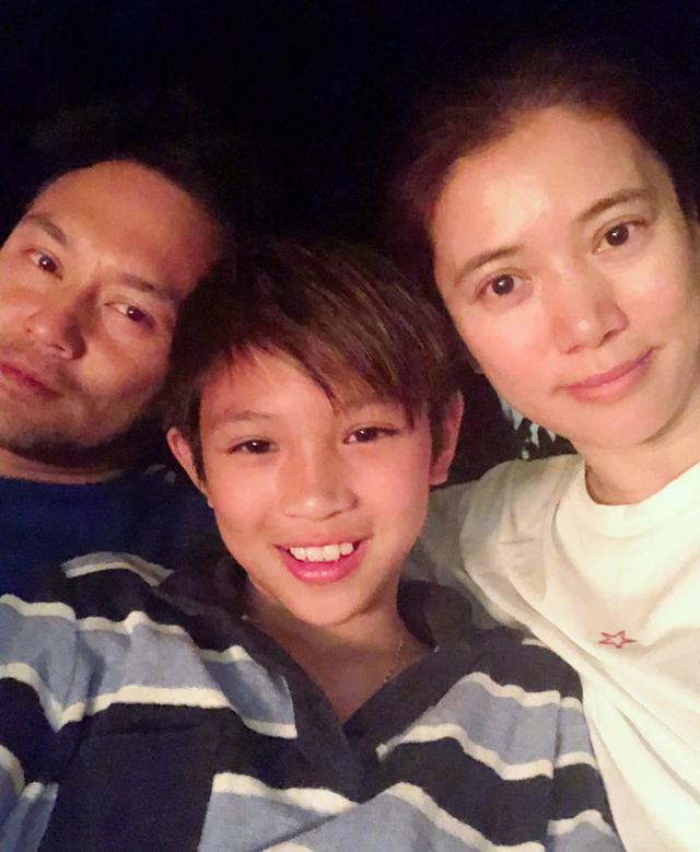 一直素颜的袁咏仪,被张智霖宠爱26年,不可思议