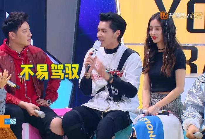 赵今麦和baby上快本,谁注意她们坐姿?女神和女汉子一目了然