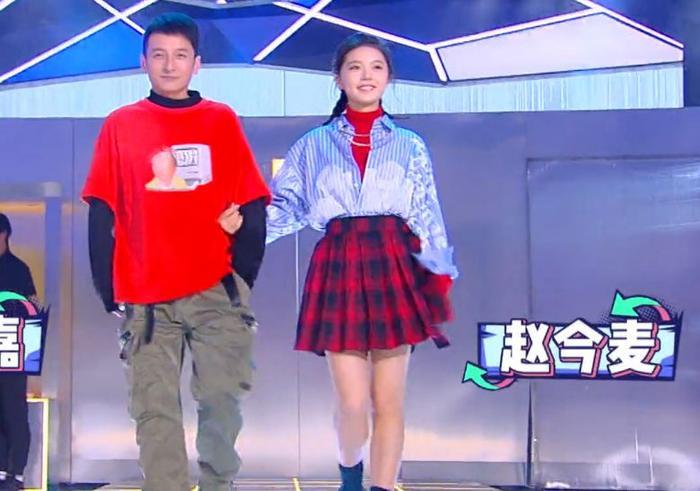 赵今麦和baby上快本,谁注意她们坐姿?女神和女汉子一目了然