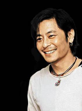 曾经的香港巨星被网络暴力欺凌,今妻离子散,妻子貌美是模特