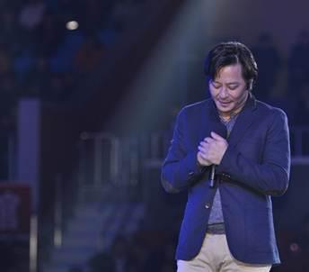 曾经的香港巨星被网络暴力欺凌,今妻离子散,妻子貌美是模特