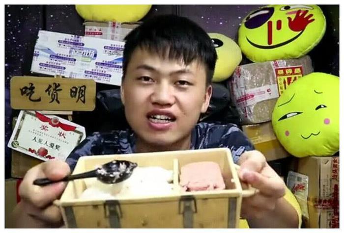 吃货明遇到黑心商家,试吃网购绝地求生盒饭,却发现里面根本没饭