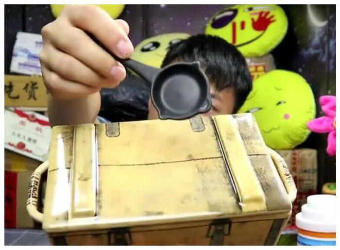 吃货明遇到黑心商家,试吃网购绝地求生盒饭,却发现里面根本没饭