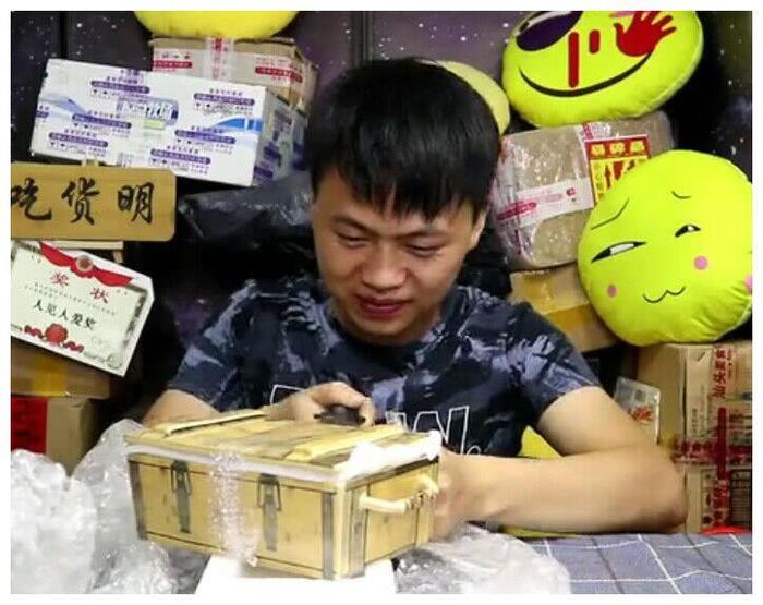 吃货明遇到黑心商家,试吃网购绝地求生盒饭,却发现里面根本没饭