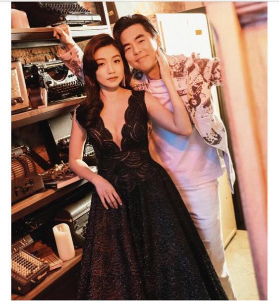 柯有伦梦幻婚纱照曝光，圈外妻子身材好，月底香港补办婚礼