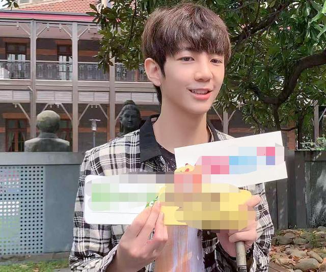 张镐濂素颜到上戏报道,看到脱离照妖镜的生图,新一届上戏校草