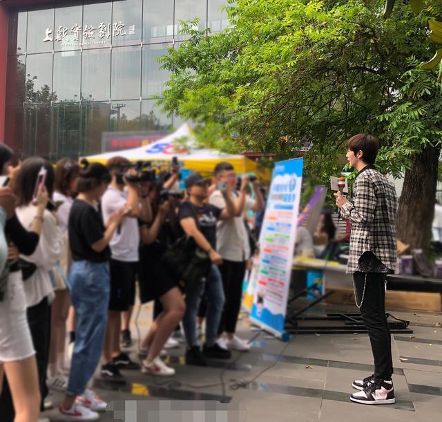 张镐濂素颜到上戏报道,看到脱离照妖镜的生图,新一届上戏校草