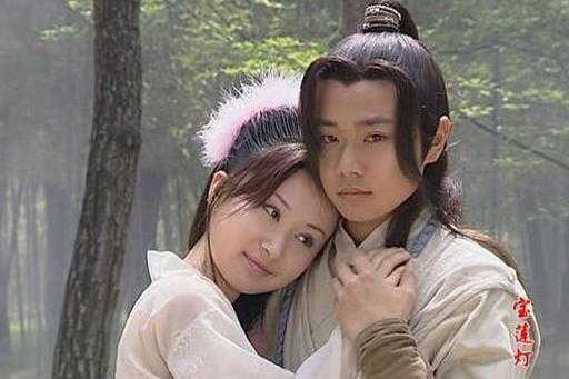 同样是童星出道，曹骏有女友蓝盈莹，而他至今感情空白，不温不火