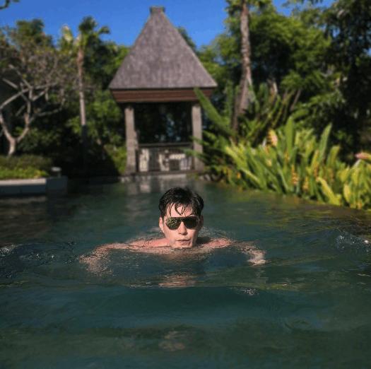 杜若溪晒孕照四肢纤细, 严屹宽陪同旅行好恩爱