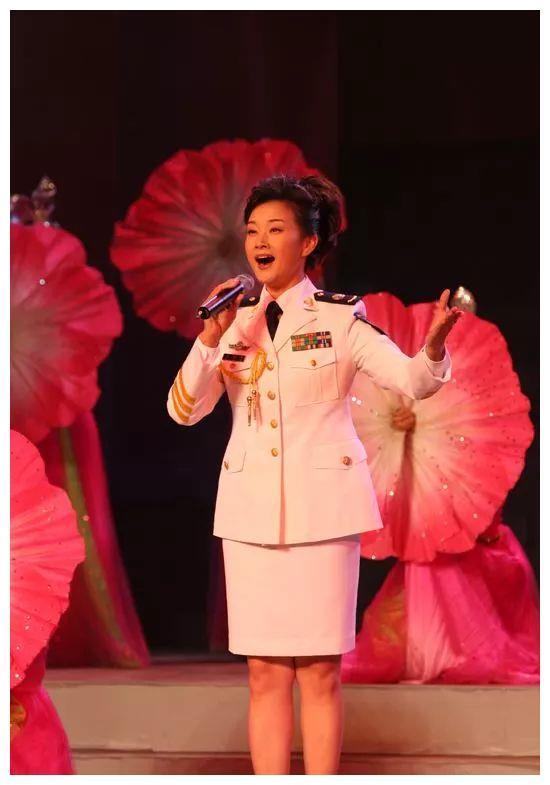 54岁宋祖英近照曝光,短发造型太减龄,优雅端庄气质犹存