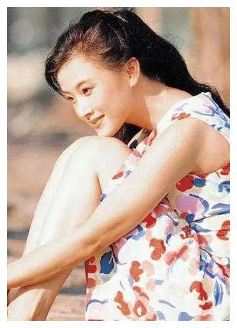 54岁宋祖英近照曝光,短发造型太减龄,优雅端庄气质犹存