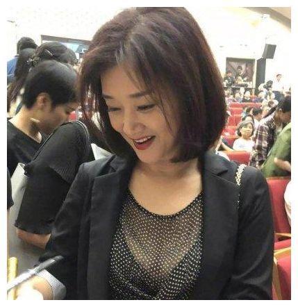 54岁宋祖英近照曝光,短发造型太减龄,优雅端庄气质犹存