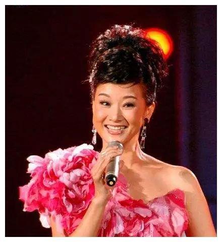 54岁宋祖英近照曝光,短发造型太减龄,优雅端庄气质犹存