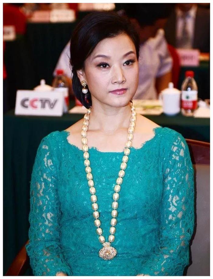 54岁宋祖英近照曝光,短发造型太减龄,优雅端庄气质犹存