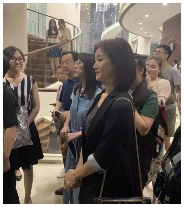 54岁宋祖英近照曝光,短发造型太减龄,优雅端庄气质犹存