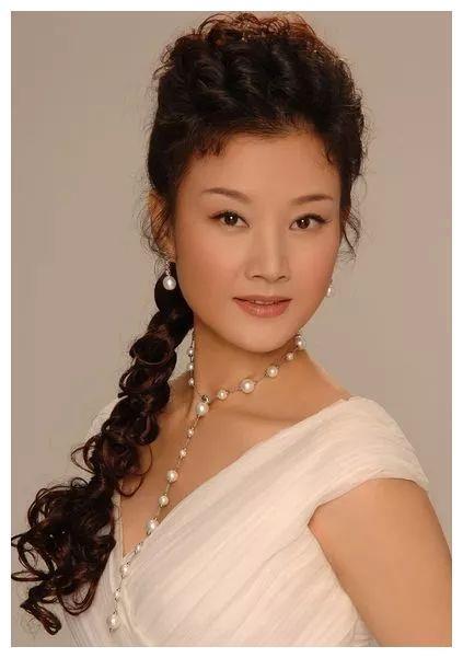 54岁宋祖英近照曝光,短发造型太减龄,优雅端庄气质犹存