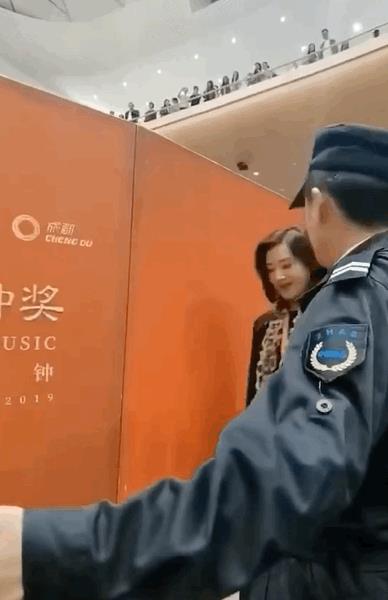 54岁宋祖英近照曝光,短发造型太减龄,优雅端庄气质犹存