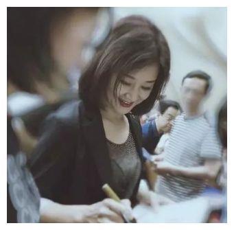 54岁宋祖英近照曝光,短发造型太减龄,优雅端庄气质犹存