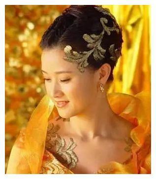 54岁宋祖英近照曝光,短发造型太减龄,优雅端庄气质犹存