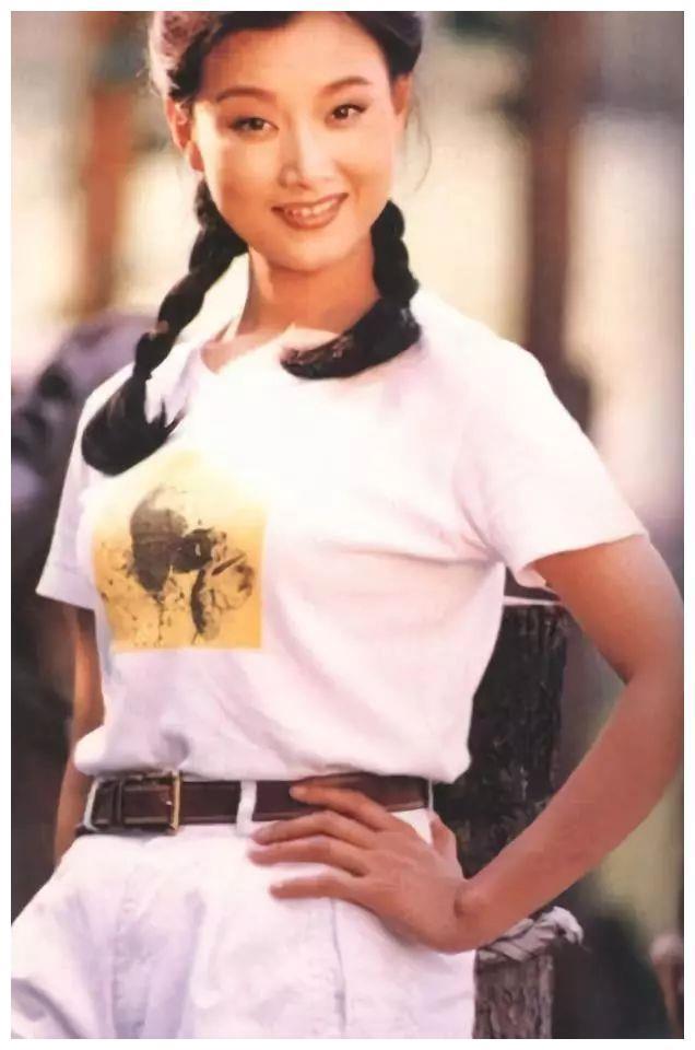 54岁宋祖英近照曝光,短发造型太减龄,优雅端庄气质犹存