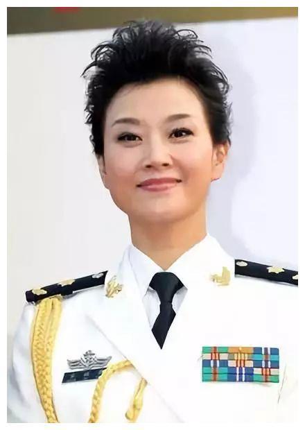 54岁宋祖英近照曝光,短发造型太减龄,优雅端庄气质犹存