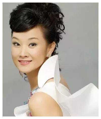 54岁宋祖英近照曝光,短发造型太减龄,优雅端庄气质犹存