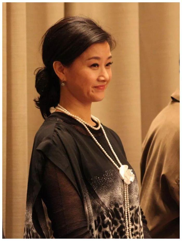 54岁宋祖英近照曝光,短发造型太减龄,优雅端庄气质犹存