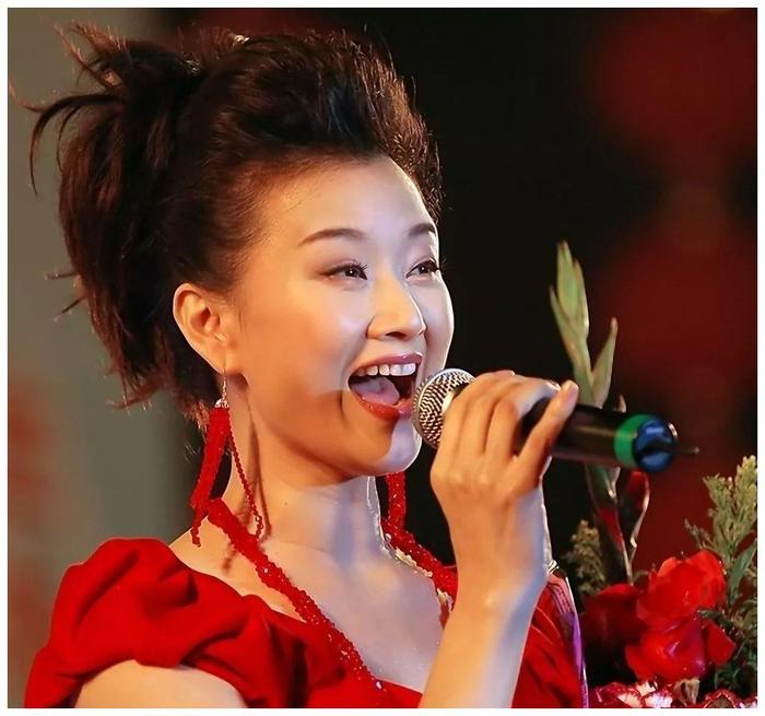 54岁宋祖英近照曝光,短发造型太减龄,优雅端庄气质犹存