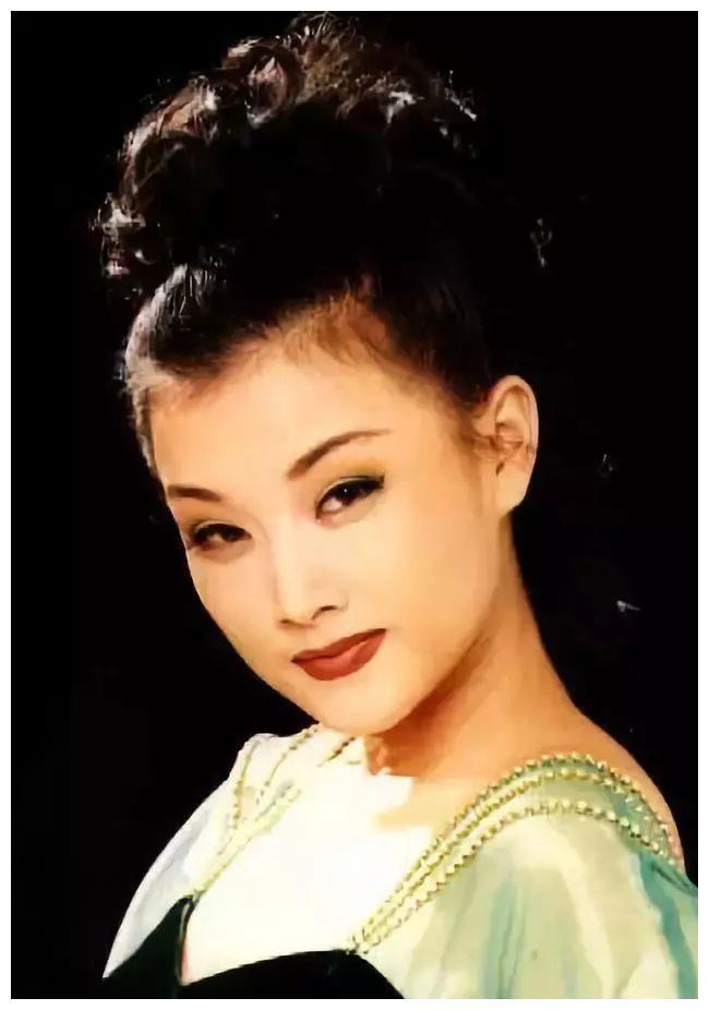 54岁宋祖英近照曝光,短发造型太减龄,优雅端庄气质犹存