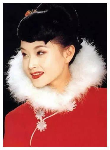 54岁宋祖英近照曝光,短发造型太减龄,优雅端庄气质犹存