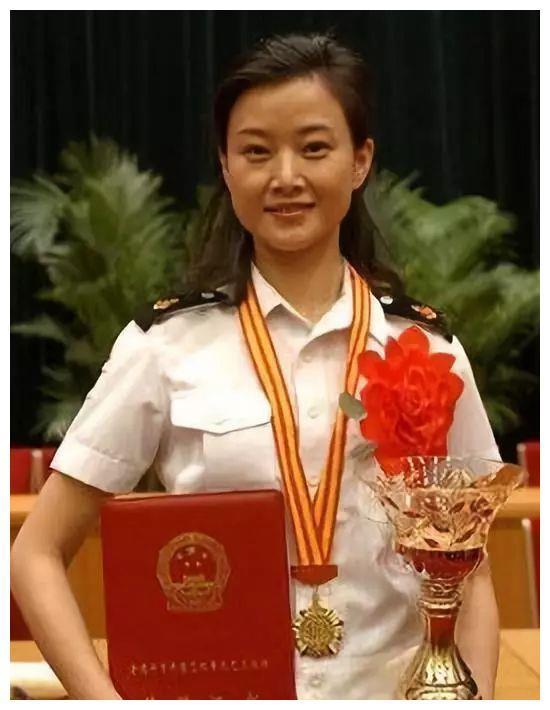 54岁宋祖英近照曝光,短发造型太减龄,优雅端庄气质犹存