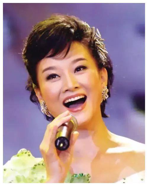 54岁宋祖英近照曝光,短发造型太减龄,优雅端庄气质犹存