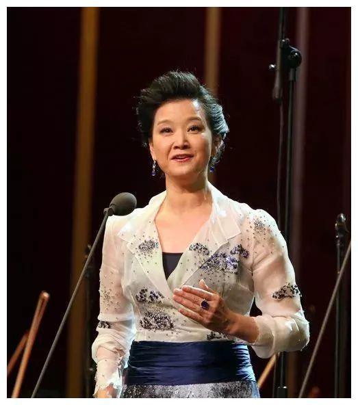 54岁宋祖英近照曝光,短发造型太减龄,优雅端庄气质犹存