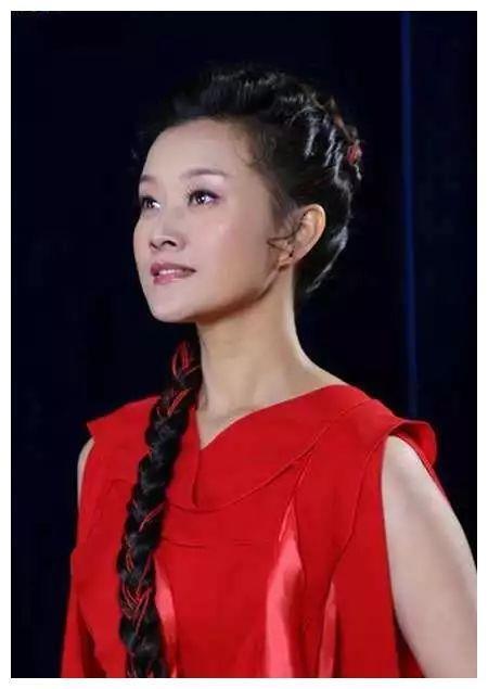 54岁宋祖英近照曝光,短发造型太减龄,优雅端庄气质犹存