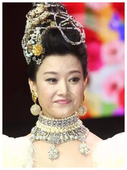 54岁宋祖英近照曝光,短发造型太减龄,优雅端庄气质犹存