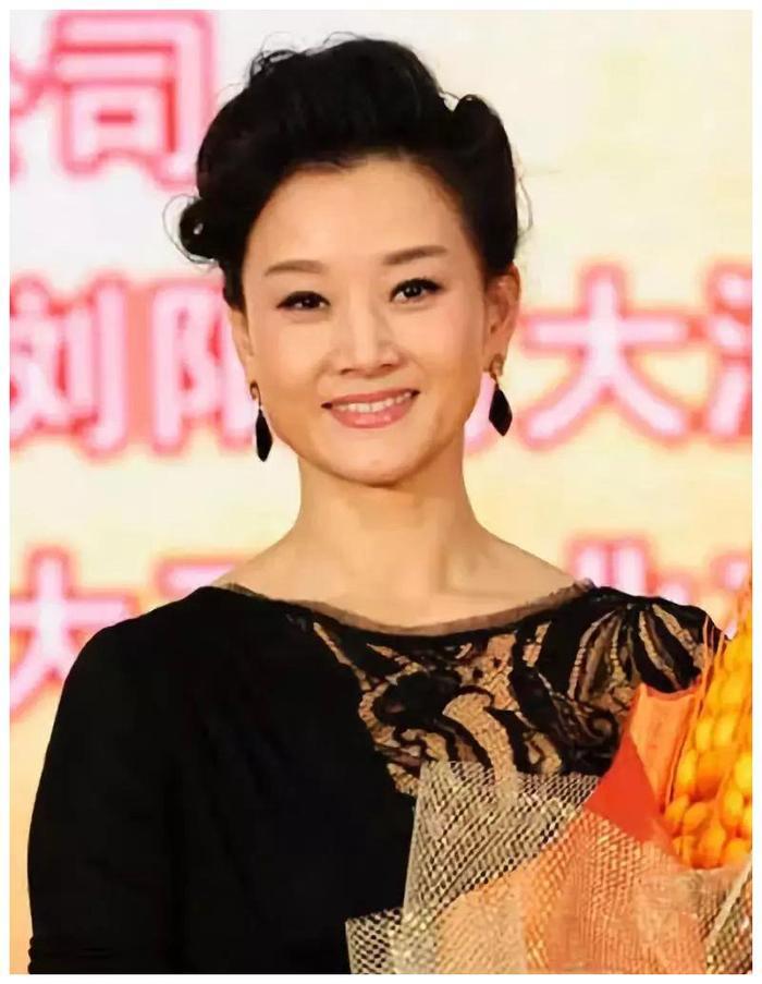 54岁宋祖英近照曝光,短发造型太减龄,优雅端庄气质犹存