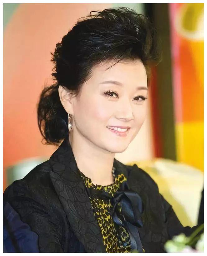 54岁宋祖英近照曝光,短发造型太减龄,优雅端庄气质犹存